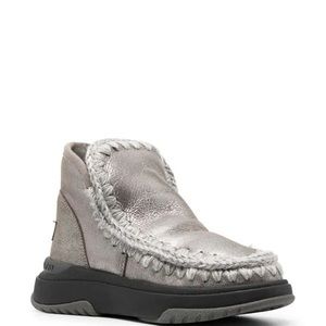 Mou
crochet stitch-trim sneaker boots in silver, worn twice. Size 38